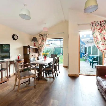 Lovely Three Bedroomed House, Parking 2 Cars 伦敦 外观 照片