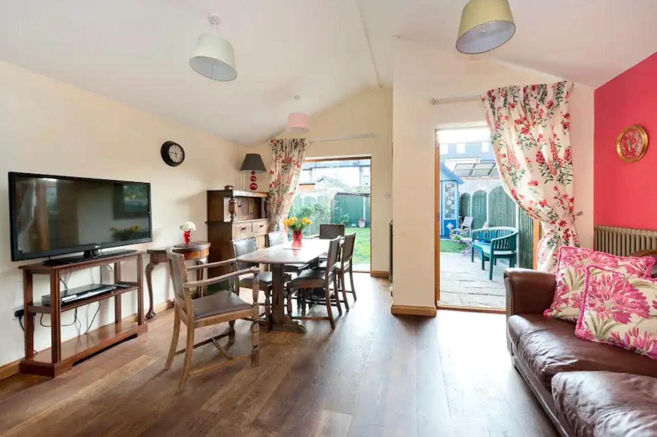 Lovely Three Bedroomed House, Parking 2 Cars 伦敦 外观 照片