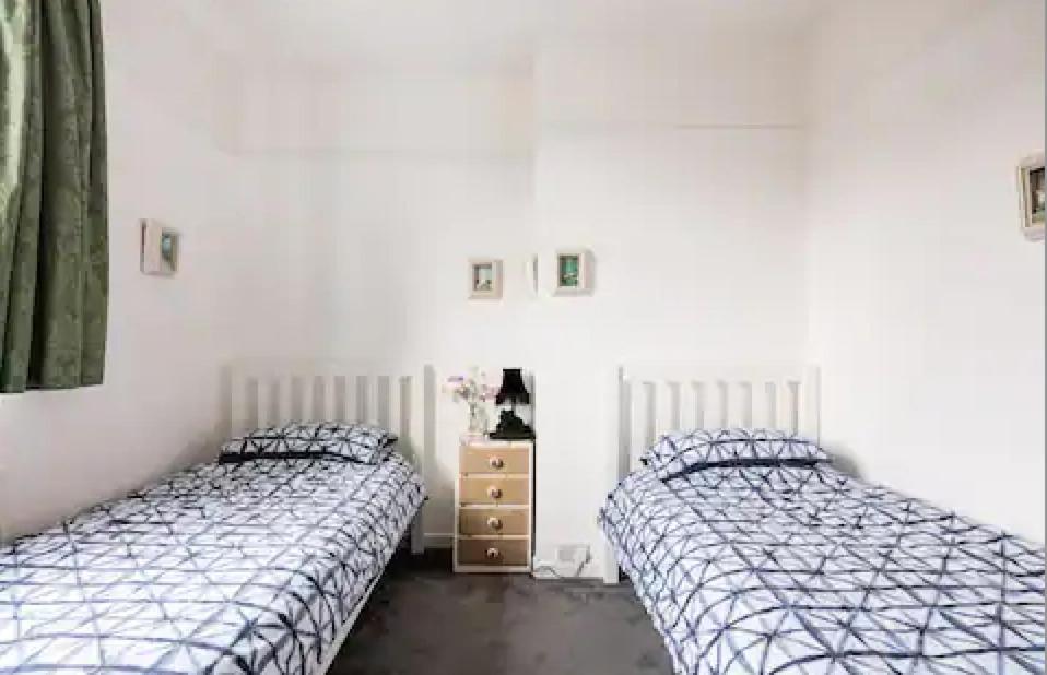 Lovely Three Bedroomed House, Parking 2 Cars 伦敦 外观 照片