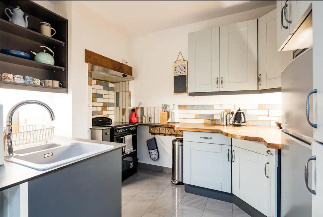 Lovely Three Bedroomed House, Parking 2 Cars 伦敦 外观 照片
