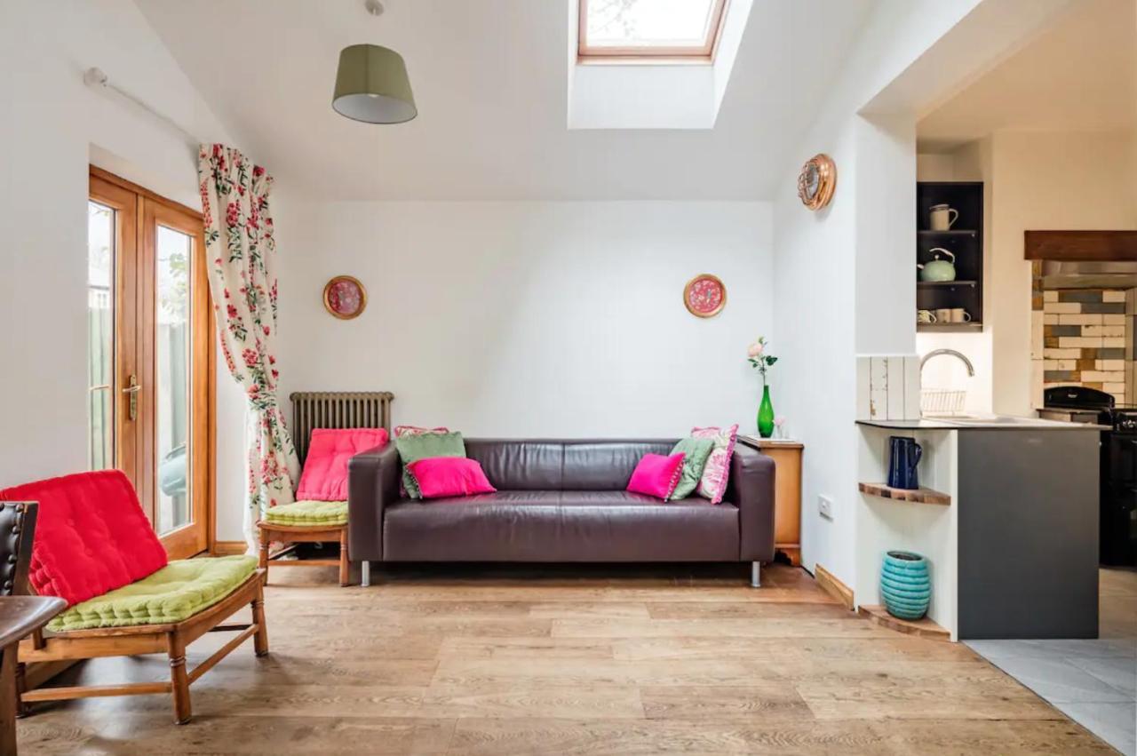 Lovely Three Bedroomed House, Parking 2 Cars 伦敦 外观 照片