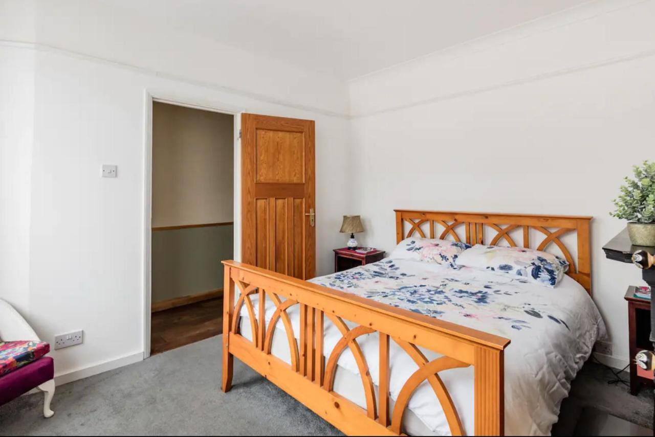 Lovely Three Bedroomed House, Parking 2 Cars 伦敦 外观 照片