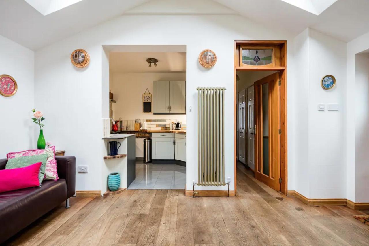 Lovely Three Bedroomed House, Parking 2 Cars 伦敦 外观 照片
