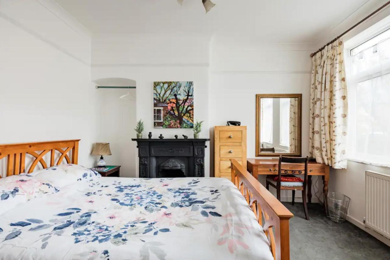 Lovely Three Bedroomed House, Parking 2 Cars 伦敦 外观 照片