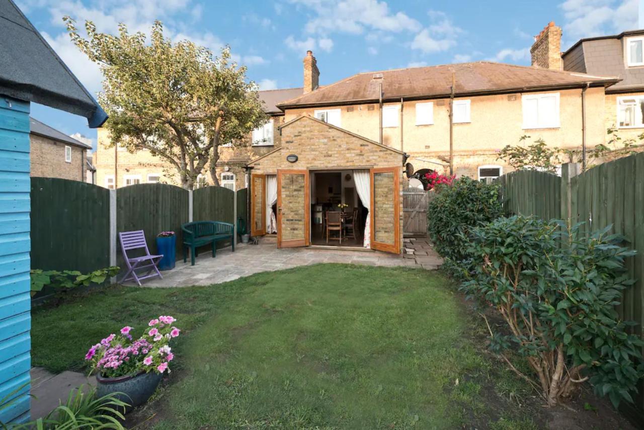 Lovely Three Bedroomed House, Parking 2 Cars 伦敦 外观 照片