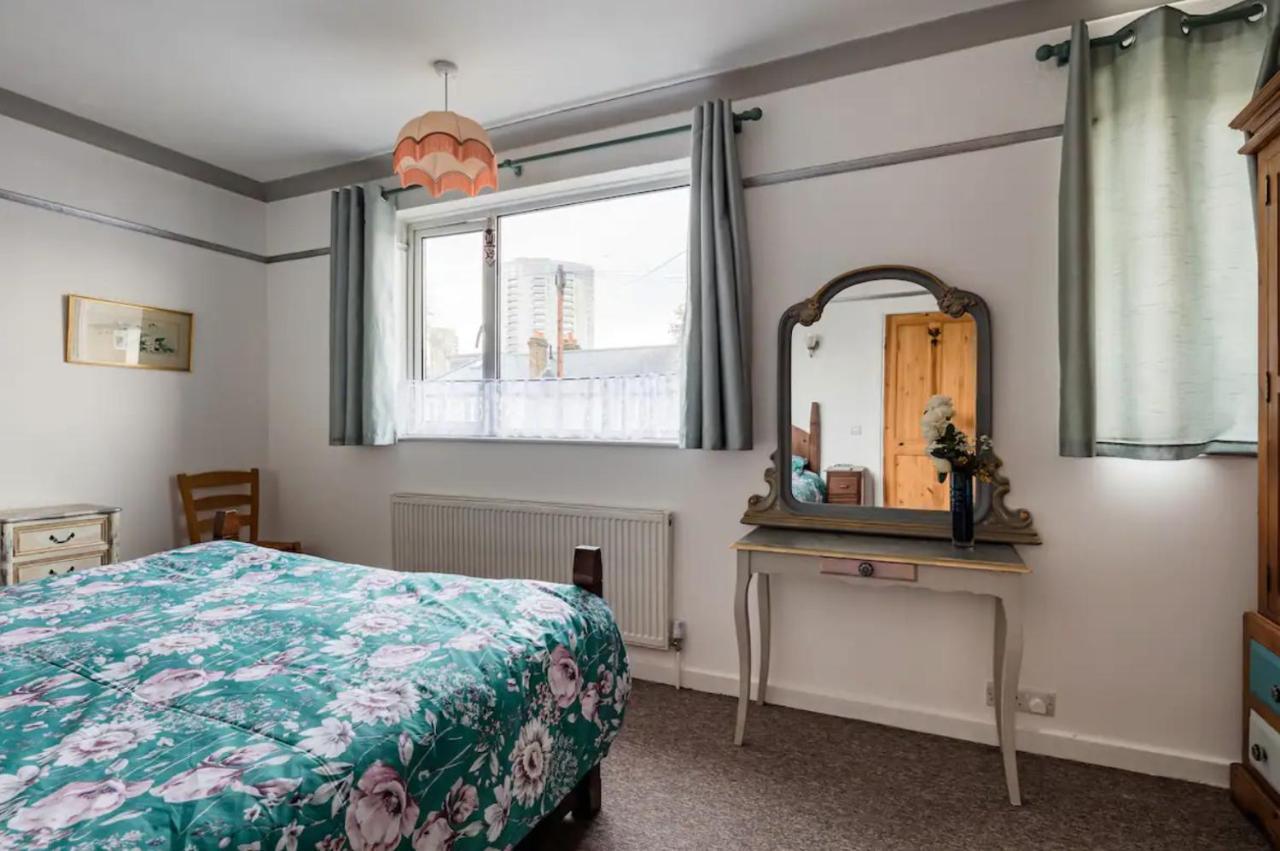 Lovely Three Bedroomed House, Parking 2 Cars 伦敦 外观 照片