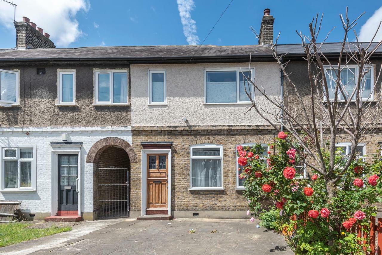 Lovely Three Bedroomed House, Parking 2 Cars 伦敦 外观 照片