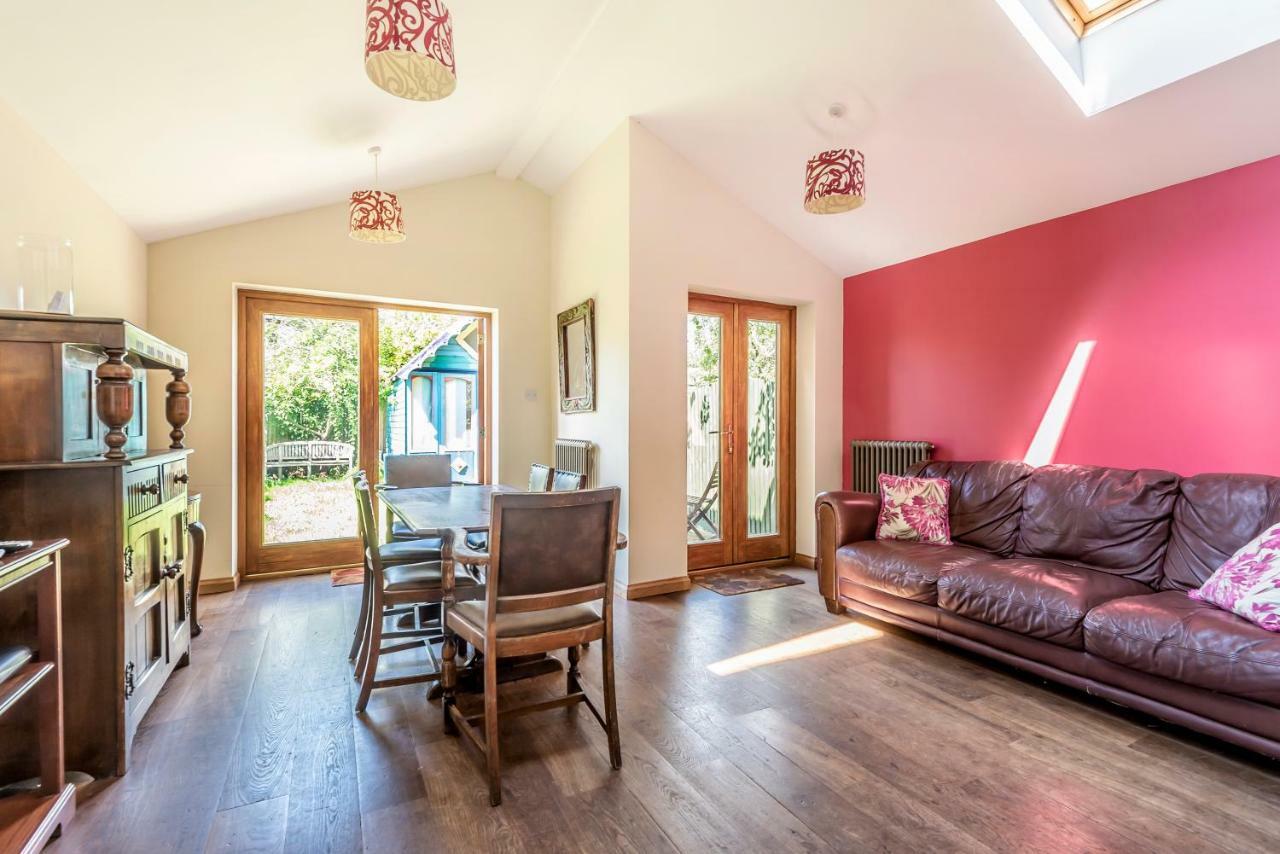 Lovely Three Bedroomed House, Parking 2 Cars 伦敦 外观 照片