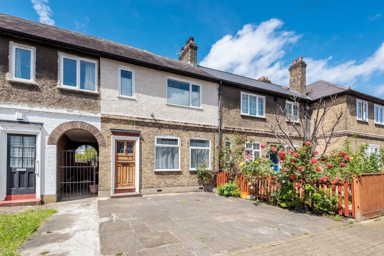 Lovely Three Bedroomed House, Parking 2 Cars 伦敦 外观 照片